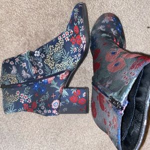 Flower print zigi soho boots